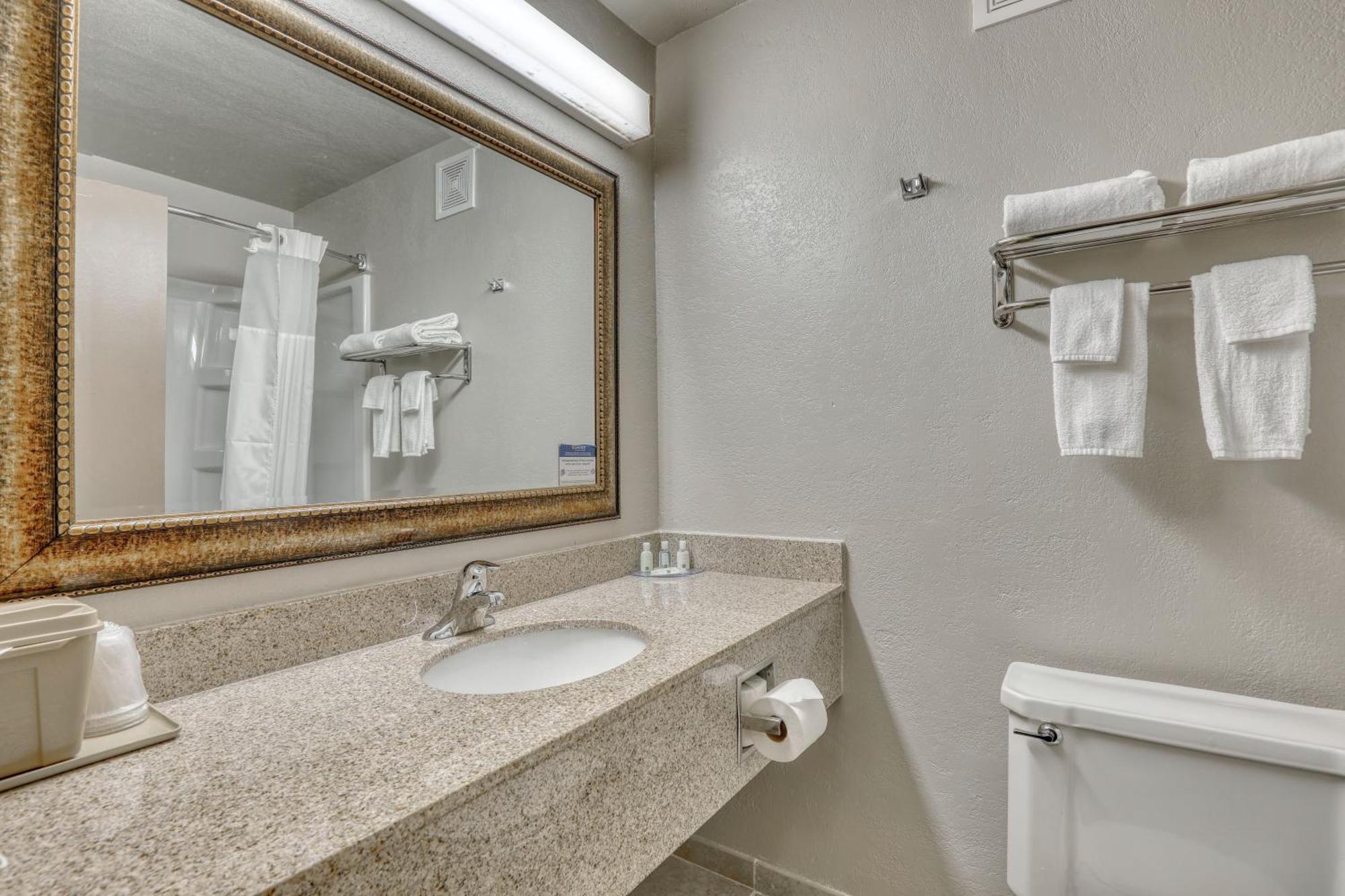 Quality Inn & Suites Downtown Green Bay Exteriör bild