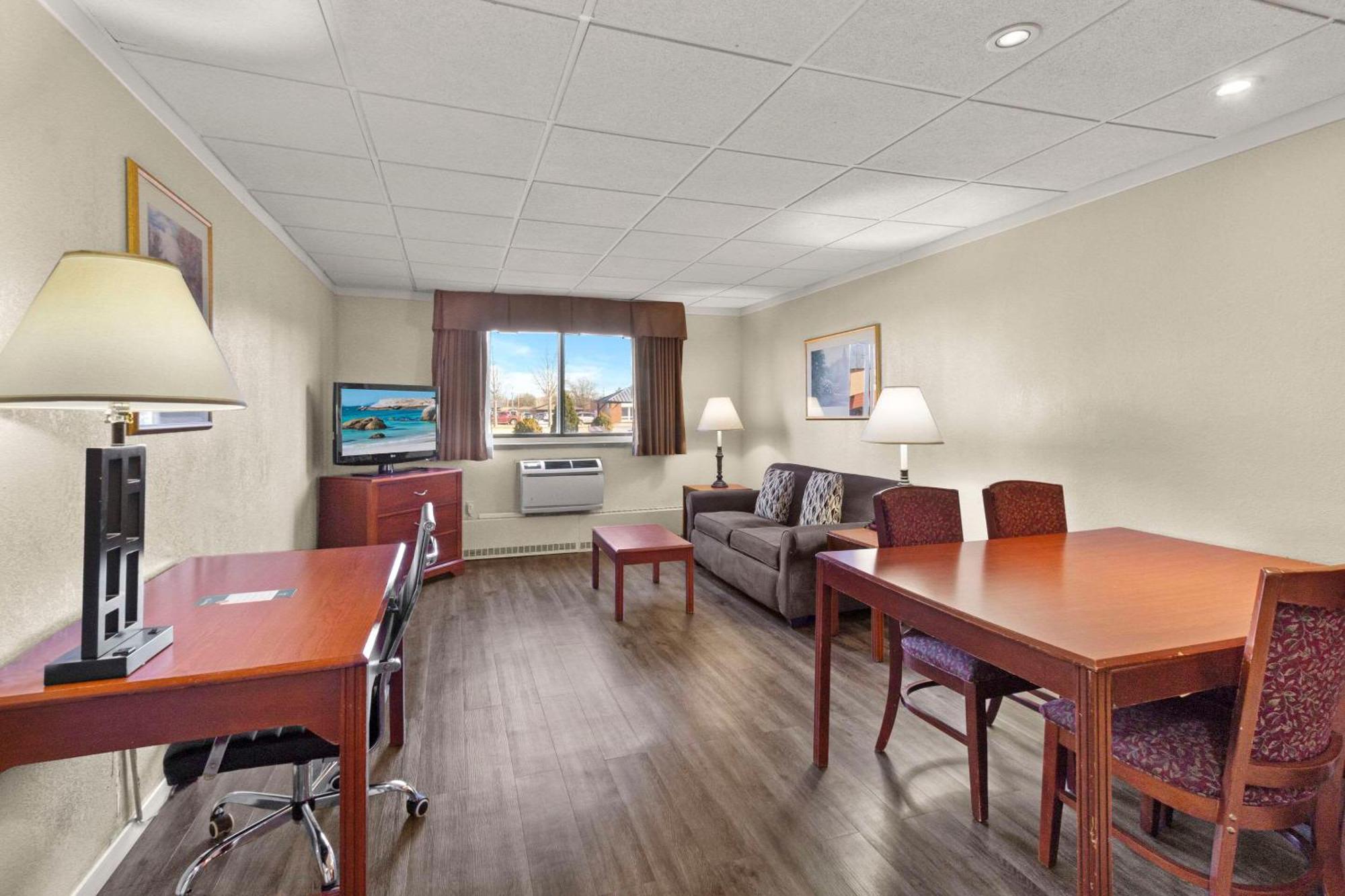 Quality Inn & Suites Downtown Green Bay Exteriör bild