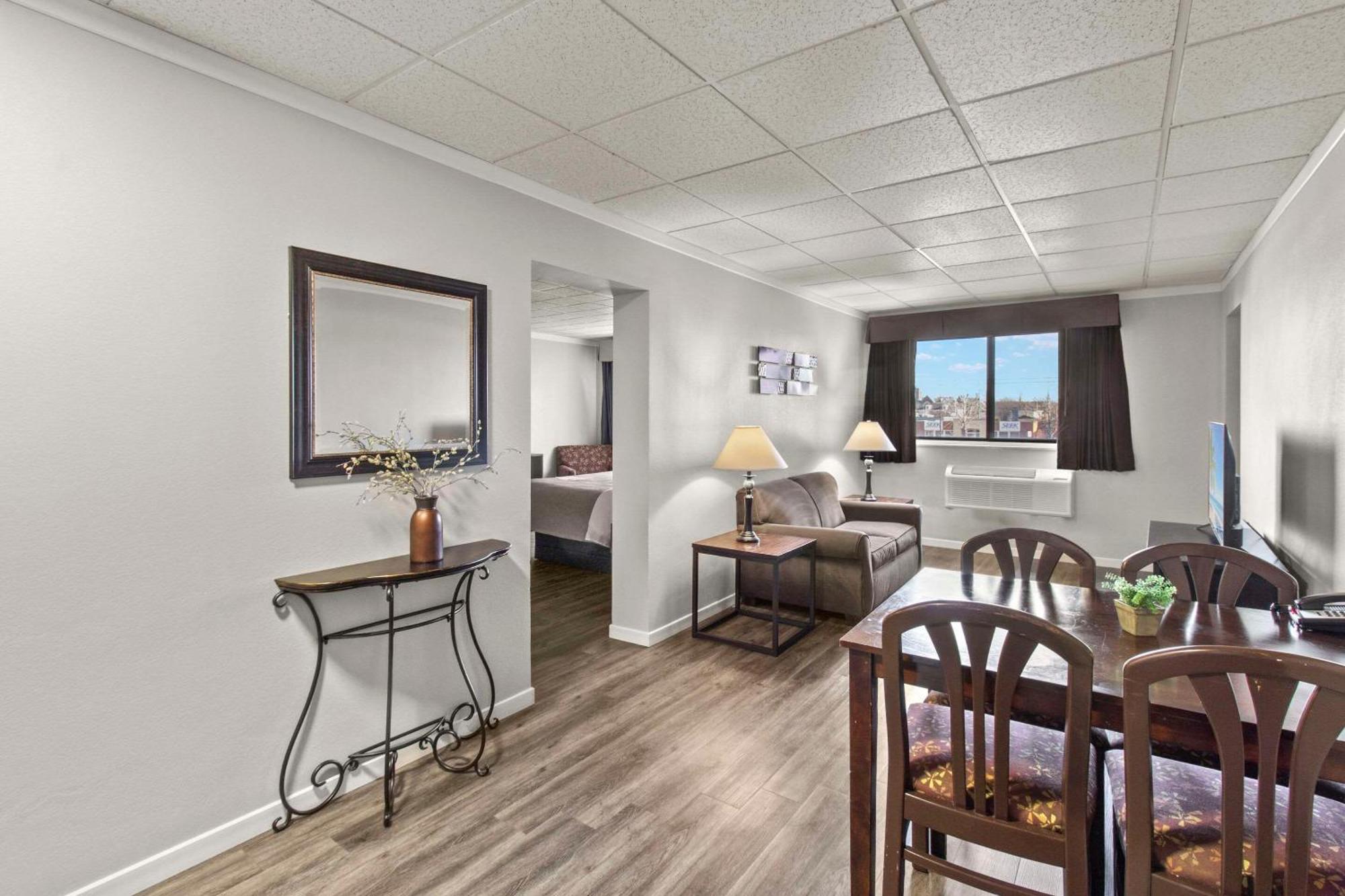 Quality Inn & Suites Downtown Green Bay Exteriör bild