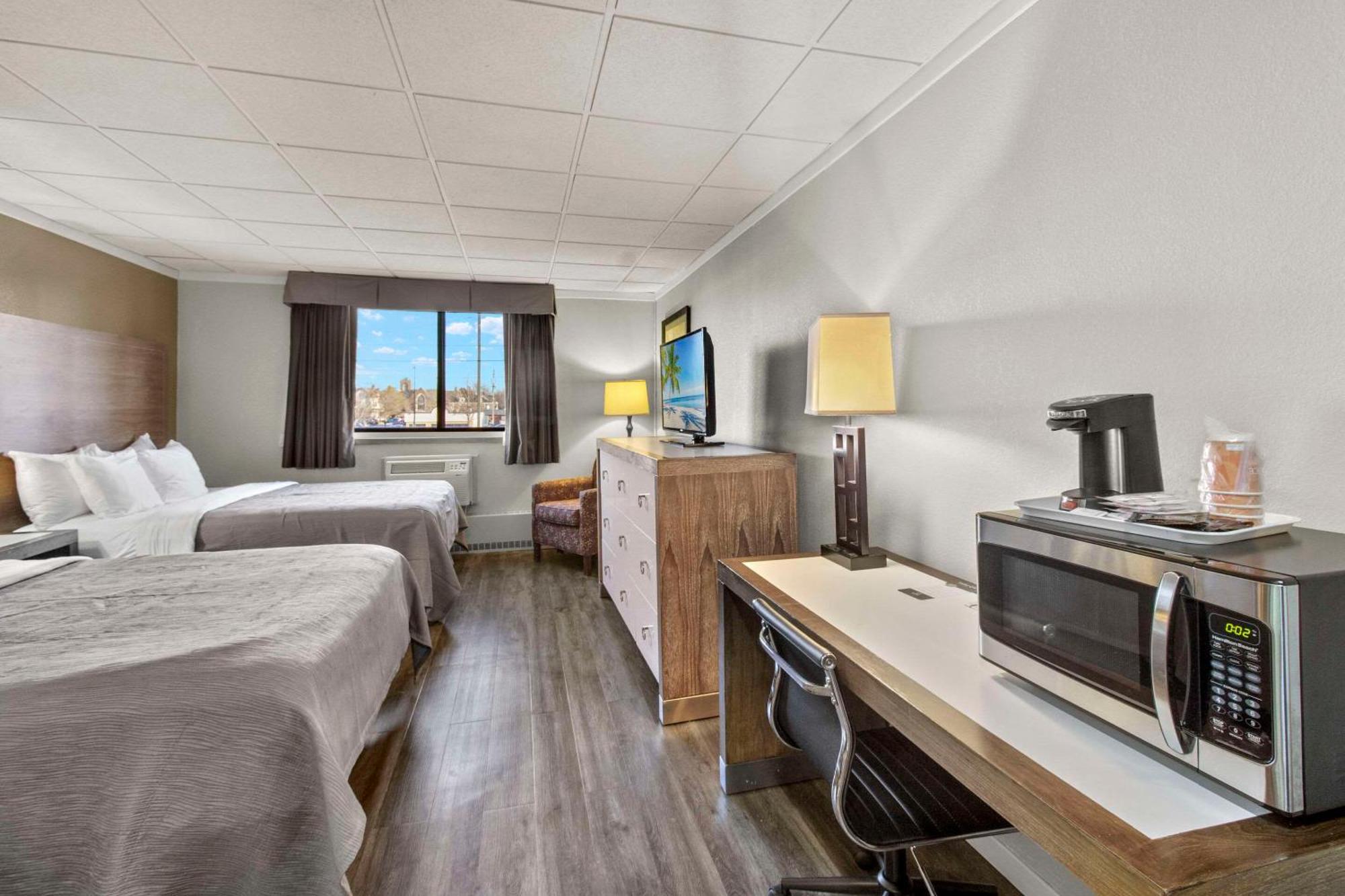 Quality Inn & Suites Downtown Green Bay Exteriör bild
