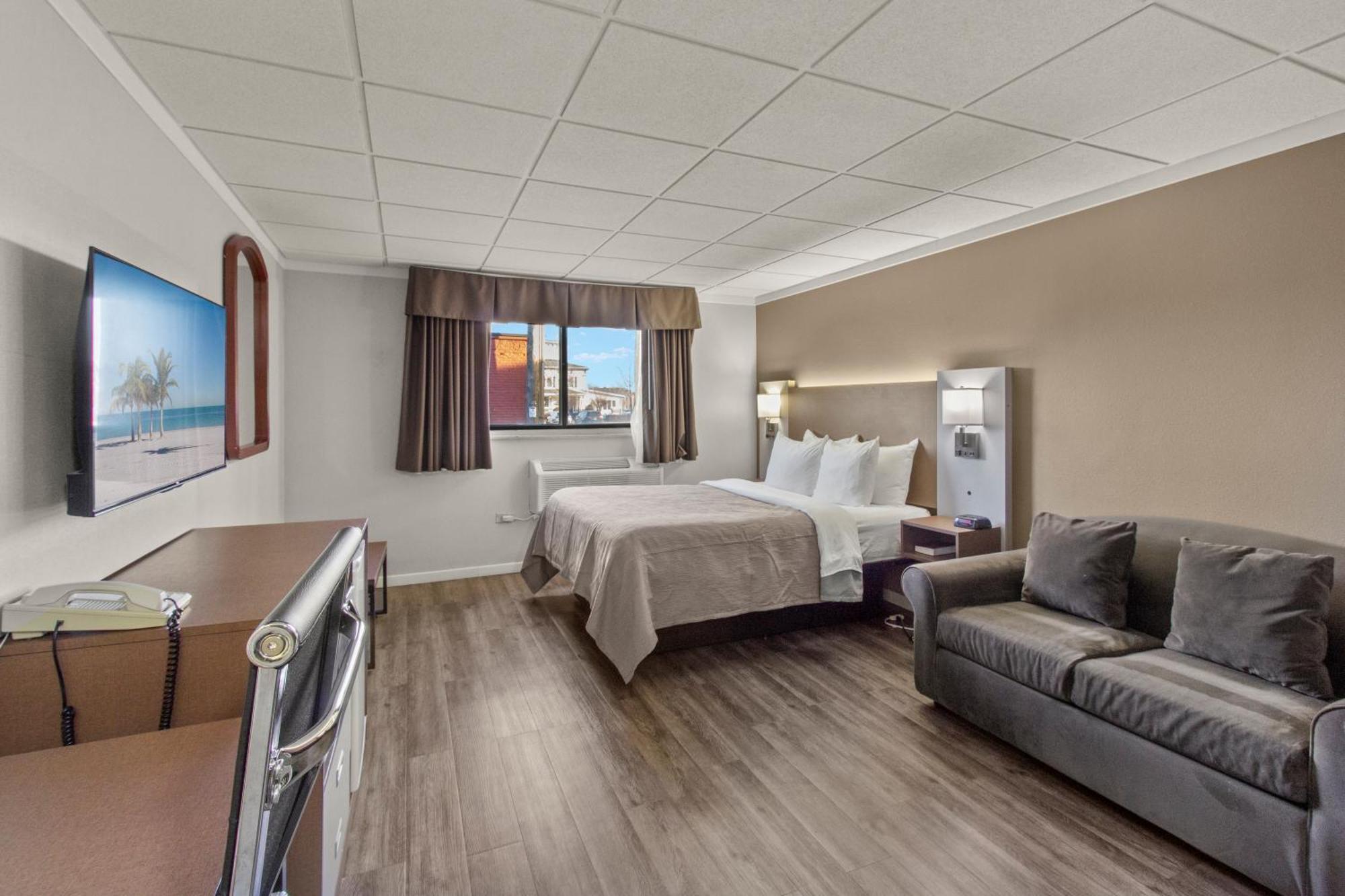 Quality Inn & Suites Downtown Green Bay Exteriör bild